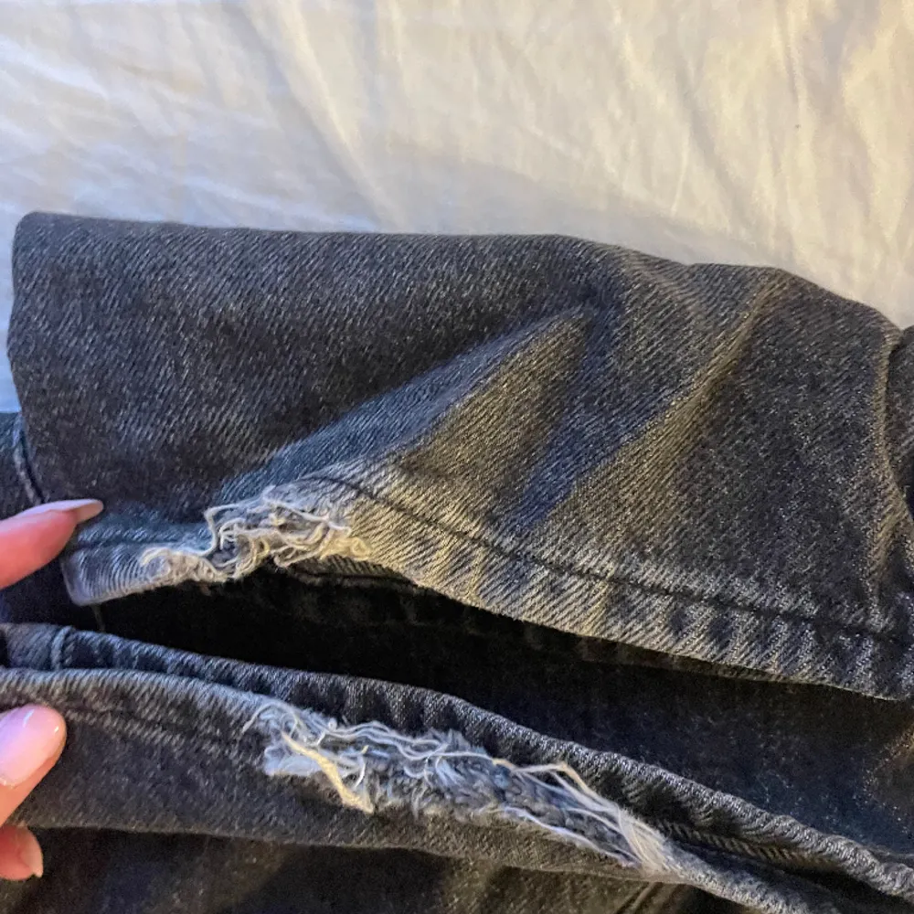 Ett par superfina lowwaist weekdayjeans i storlek 26/30 och modellen arrow. Lite slitna mellan låren (vilket inte syns när man har på dem) samt vid slutet på byxorna därav prissänkningen💞 Säljer då de inte längre passar💗Frakt tillkommer!. Jeans & Byxor.