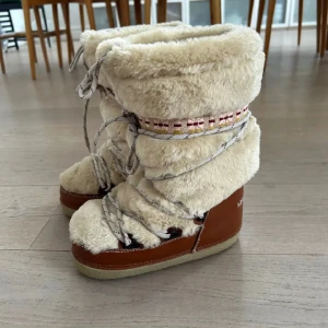 Snowboots - Så snygga Moonboots från Marc Jacobs, de är så så bekväma samt snygga👌🏿❤️