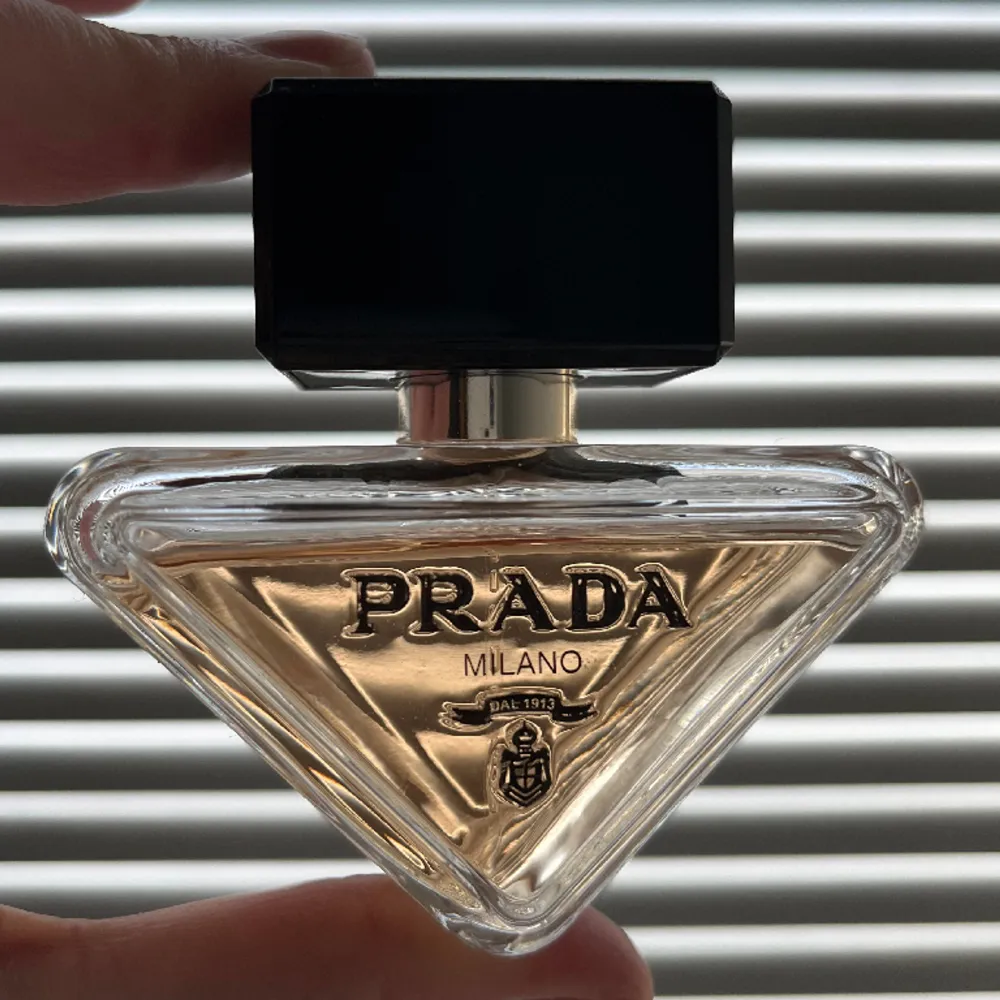 Pradas populära Eau de Parfum Paradoxe i 30 ml flaska. Den har en blommig doft och är precis sådär lagom söt. Perfekt nu till våren!! Den är använd några gånger (se bild). Jag säljer den då den är lik en annan parfym jag har. Orginalpris runt 900 kr . Övrigt.