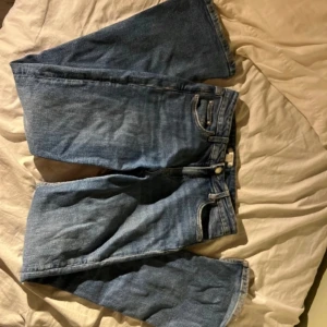 Utvängda, lågmidjade jeans - Fina lågmidjade och utsvängda Jens från Gina tricot. En fin slits men är lite för långa för mig (164 cm). Sparsamt använda