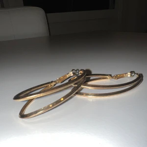 Avlånga guldfärgade hoops  - Ca 5 cm guldfärgade örhängen.