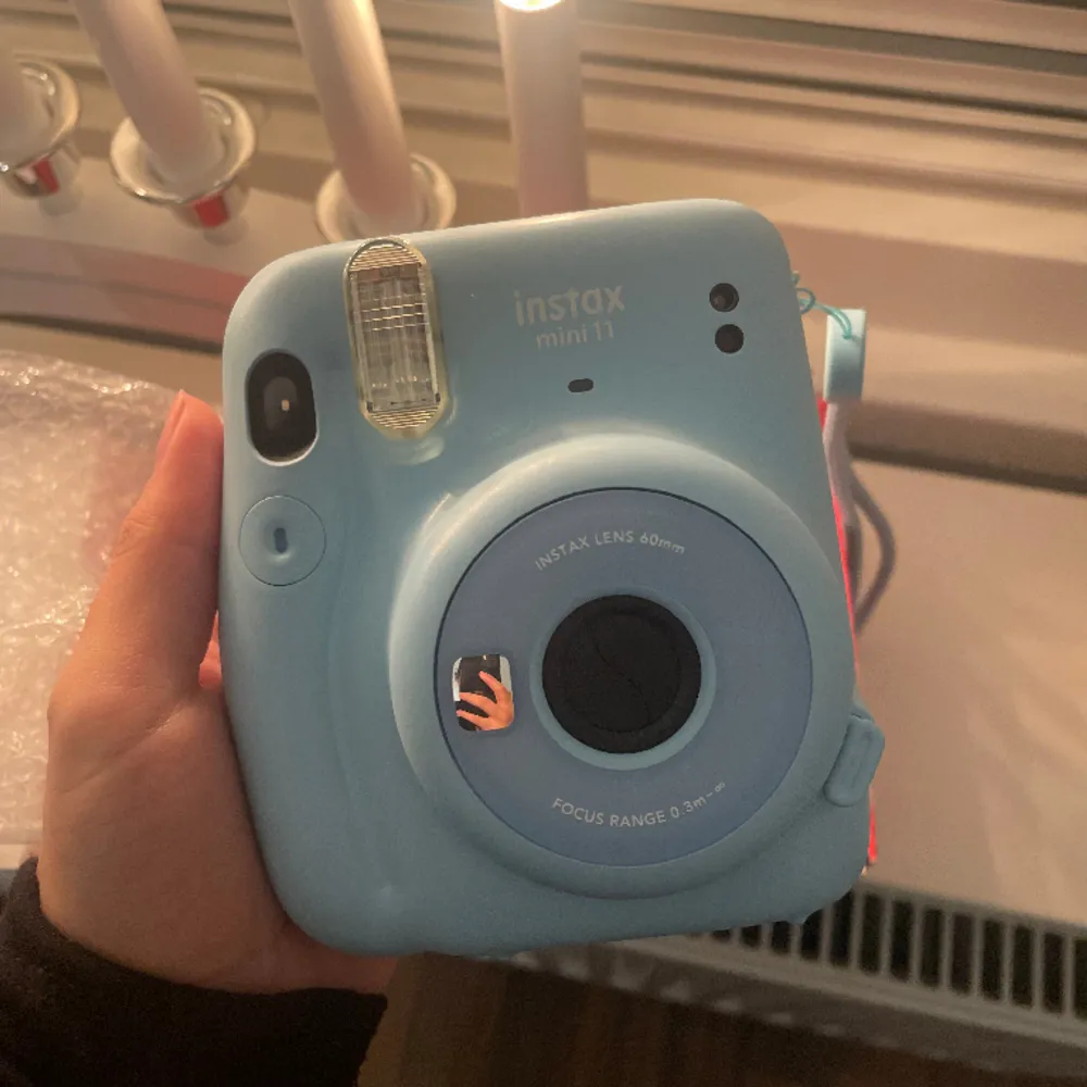Säljer min ursnygga polaroid kamera (fujifilm Instax mini 11) i färgen babyblue från Clas ohlson🩵 📸 Endast använd vid ett tillfälle, därav 4 bilder kvar i kameran + batterier. Kommer i orginalbox   Pris: 500 kr (nypris 800 kr). Övrigt.