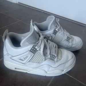 Skor - Jordan 4 white pure money. Inte 100% säker om de är äkta. Använda så de är lite slitna. 