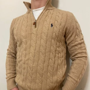 Ralph Lauren Cable Knitted Zip Up - Nyt Ralph Lauren knitted zip up. Pasaar L, jag är 180cm 80kg och den sitter perfekt. Mer som den har på mitt profil 💯