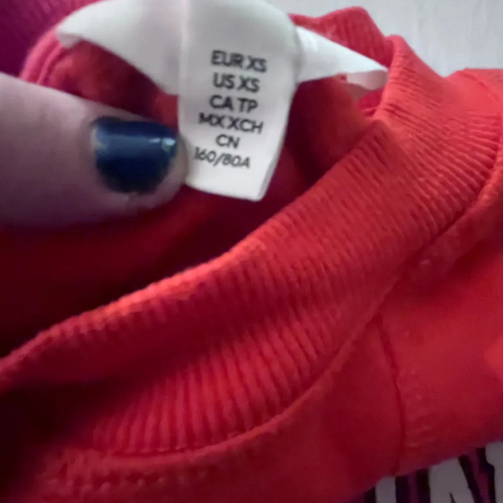 Röd h&m tröja knappt använd strl xs ord pris 249kr mitt pris 80kr. Tröjor & Koftor.
