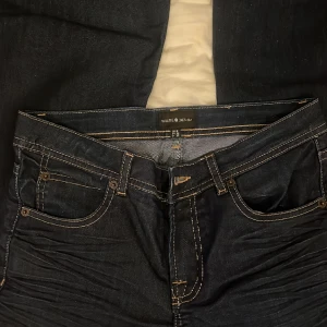 Låga jeans  - Låga mörka vintage jeans ❤️ Storlek FR 36 (fransk storlek, jag skulle perosnligrn säga att de hade passat 32-34 bäst i midjan) Bra skick, behöver endast strykas lite vid ljumskarna