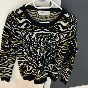 Stickat  - Stickad köpte från veromoda in blue, använd 3 gånger, är i mycket bra skick och normal i storleken. 