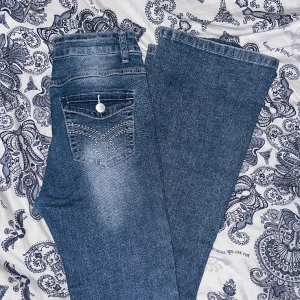 Low rise jeans!  - Low rise jeans från en second hand butik i malmö fast jeansen passar inte riktigt så som jag vill ha dom längre! 