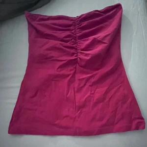 Top - Röd top utan axlar ifrån Filippa k i strl M knappt använd