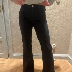 Svarta jeans - Säljer dessa ursnygga och eftertraktade jeans från Hm. Aldrig använda och är fortfarande i nyskick.