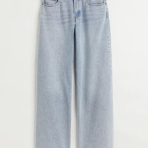 Wide low jeans  - Lös passform med låg media, raka passform med vida ben.   St 38 