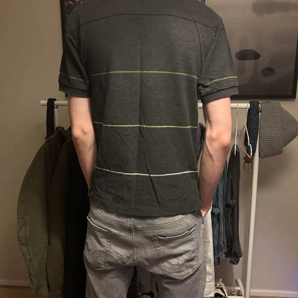 En väldigt schysst piké från Fred Perry, skick 8/10. Moddelen är 185 centimeter och väger 65 kilo. Tveka inte på att höra av er vid några funderingar.. T-shirts.