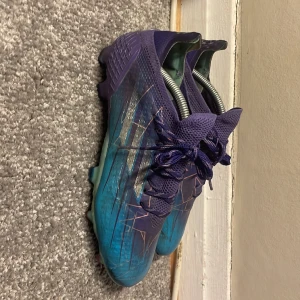 Fotbollskor strlk 40 - Ett par riktigt sköna men också snygga fotbollskor i storlek 40. Nypris runt 2500 mitt pris 549