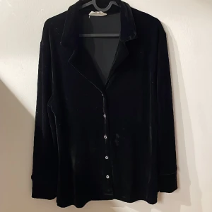 Oversized sammet skjorta - En svart sammet skjorta med ”kristall knappar” som ej används längre💕
