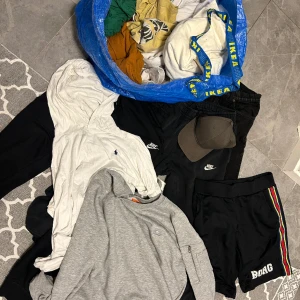 Påse med kläder - Påse med blandade kläder jag växt ur  Vet inte vad det är värt i andra hands. Men känner att 300 är ett rimligt pris för allt.Lager 157 Jeans: w31 L32 Alpha industries sweetshirt: L Lyle and scott tshirt: M Nike mjukis:M Lite av det som finns i påsen