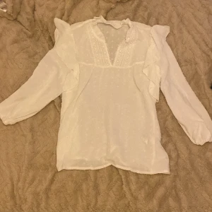 En vit blus🤍 - En vit blus som aldrig används🤍ganska stor i storleken 