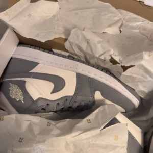 JORDAN 1 - Jag säljer de pga att de inte kommit till användning( bara använt cirka 5 ggr)köpt för 2700kr, pris kan diskuteras💕