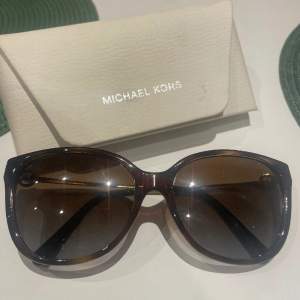 Säljer dessa snygga solglasögon från Michael Kors för 350 kr 🤎