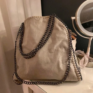 Väska  - Superfin väska som tyvärr inte kommer till användning längre. Köpt för ca ett år sen💗