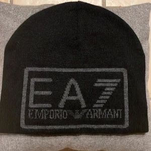 emporio Armani mössa - väldigt bra sick, inga skador, köpt på deras hemsida