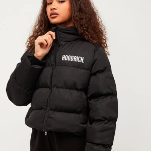 Hoodrich jacka  - Säljer då jag bara har använt den ettpar gånger, men är tyvärr inte min stil. Jackan är fortfarande i nytt skick! Har ni flera funderingar och bilder angående jackan så är det bara att skriva❣️pris kan diskuteras!