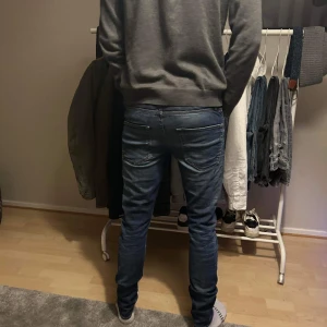 Jack & Jones jeans - Ett par jeans med riktigt snygg tvätt från Jack & Jones , skick 8/10. Moddelen är 185 centimeter och väger 65 kilo. Tveka inte på att höra av er vid några funderingar.
