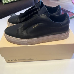 Arigato laceless 360 stl 42 - Använda arigato laceless 360 i storlek 42. 2650 kr kostade dom nya men kan släppa dom för 799kr då dom är rätt använda som ni kan se.