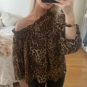 One shoulder leopard tröja  - Jätte snygg och eftertraktad tröja, går ej att få tag i!! Stel s men passar xs-m ❣️ går att kavla upp ärmarna till trekvart eller ha de långa