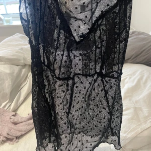 spets tröja  - så fin att ha ett linne under eller bara Bh!! men även ha en kort t-shirt över (säljer även t-shirten som man ser på bild) men också perfekt till fest. FRÅN 2000- talet 