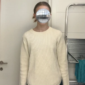 Krämvit tjocktröja med knappar på ena axeln från Filippa K  - Så fin, men har tyvärr knappt använts. Skicket är toppen, som ny! Säljs för att jag inte riktigt tycker om hur den sitter över mina ganska breda axlar. Stl M, jag bär vanligtvis S.