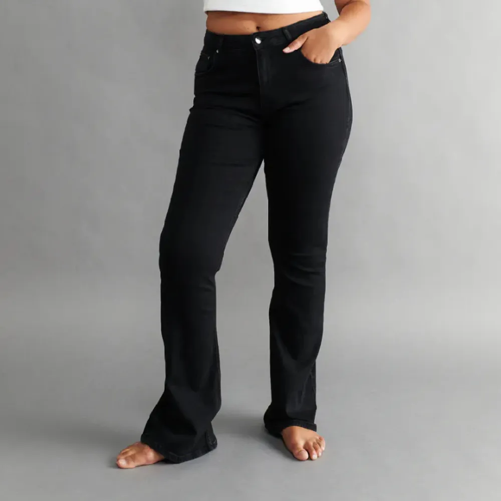 Säljer, ginatricot-full length flare  jeans. I fint skick!  Säljer dem på grund av fel storlek. . Jeans & Byxor.