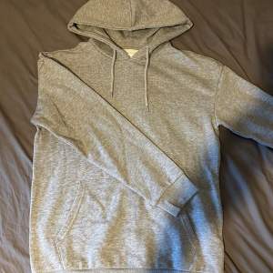 Hej, säljer denna ljusgrå Pier one hoodie då den var för liten. Den är bara testad, inte använd (10/10 skick). Hör av er vid funderingar! 😊