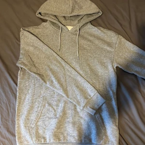Grå Pier one hoodie - Hej, säljer denna ljusgrå Pier one hoodie då den var för liten. Den är bara testad, inte använd (10/10 skick). Hör av er vid funderingar! 😊