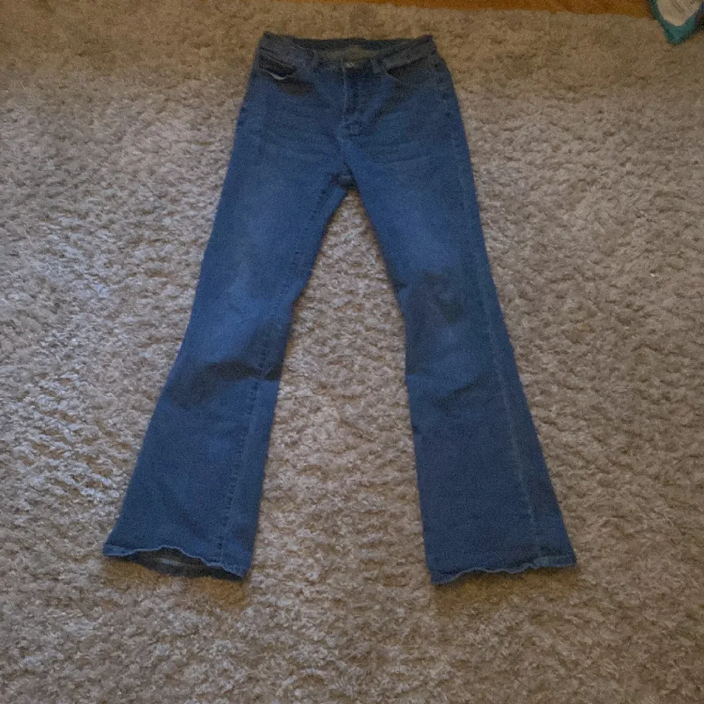 Säljer ett par super snygga byxor som är i storleken 38 jag säljer det pågrund av att jag tycker dom är för stora🩷. Jeans & Byxor.