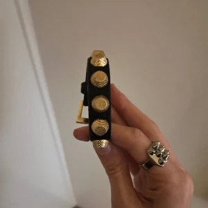 Balenciaga liknande armband💓 - Såå snyggt och trendigt men har inte kommit till användning tyvärr. (OBS inte äkta!)