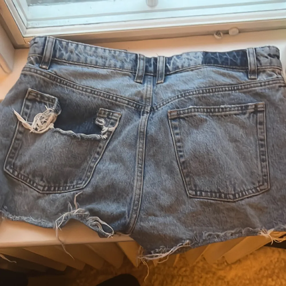 Fina blå jeansshorts från zara . Shorts.