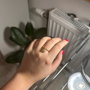 Guldring hängande sol - Guldring med nedhängande sol. Jätte fin och aldrig använd. Köptes för 79:-