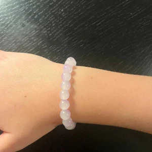 Superfint armband - Superfint armband som har lila/blå vita pärlor och är superfint till alla tillfällen, passar de flesta armar för att storleken kan ändras💗