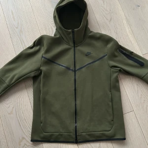 Nike tech fleece - Tjena, jag säljer nu min Nike tech fleece pga att jag inte använder den längre. Jätte bra skick använd Max 6 gånger. Hör av er vid mer info!
