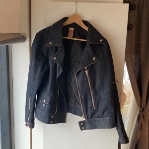 Acne Jeans Jacka - Jeans jacka ifrån 90-talet ifrån Acne Action Jeans i mycket bra skick. Storlek M