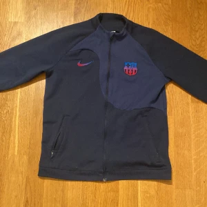 Barcelona kofta  - Detta är en Barcelona kofta köpt på Camp Nou och det är storlek XL i barn alltså 158-170 på nacken står det ”CULERS” Det är väldigt bra kvalite  