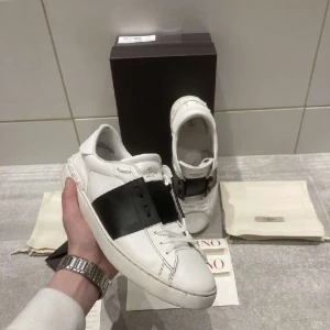 Valentino Open 43-44 - Tjenare! Säljer dessa tvär feta valentino open i färgen svart, storlek 43/44 skick 9/10 knappt använda. Har kvitto, tags, dustbag, kuvert och skolådan såklart! Skriv vid minsta funderingen intresserad av byten.