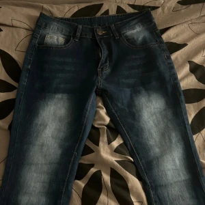  lågmidjade bootcut jeans, - Helt oanvända lågmidjade bootcut jeans i storlek s❤️, säljer dessa jeans för jag råka beställa i fel färg så det är inget fel med dem❤️