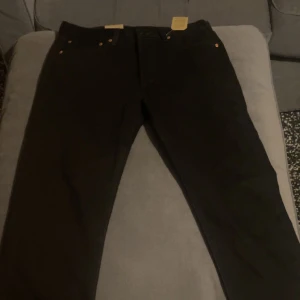 Levis Jeans - Svarta Levis 501, straight leg, aldrig använda, lappar sitter kvar, storlek 32, 32