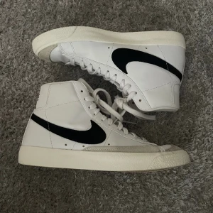 Nike Blazer skor - Nike Blazer skor inköptes på Nikes hemsida för 1349kr. Använts sparsamt - I fint skick. Säljer för att jag inte använder längre.  