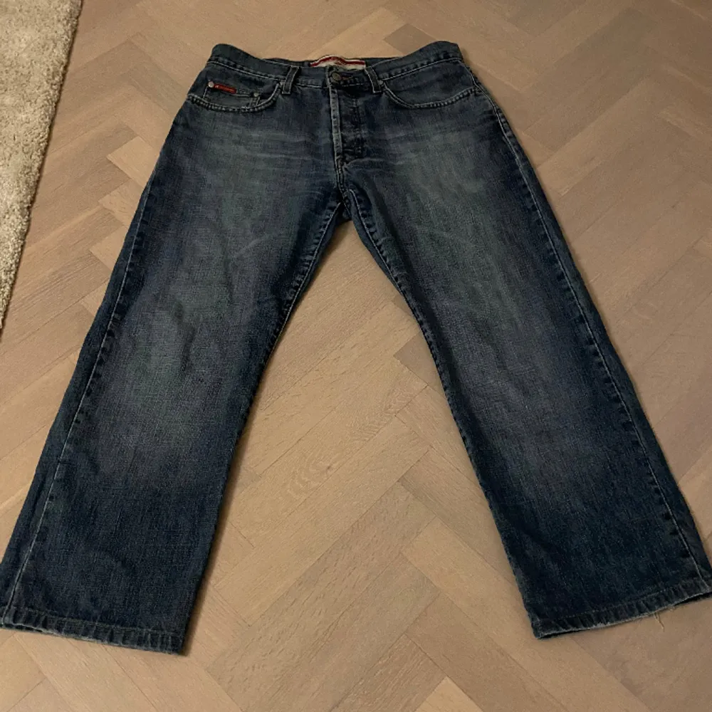 Blå Lee cooper jeans som knappt är använda.  Storlek 32 med snygg wash. Jeans & Byxor.