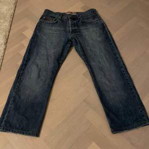 Blå Lee cooper jeans som knappt är använda.  Storlek 32 med snygg wash