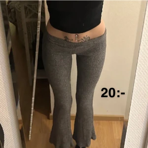 Byxor - Stickade utsvängda byxor från vero moda i bra skick