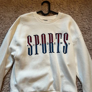 Sweatshirt  - Tröjan är i fint skick, från gina tricot. Köptes för mellan 300-400kr. 