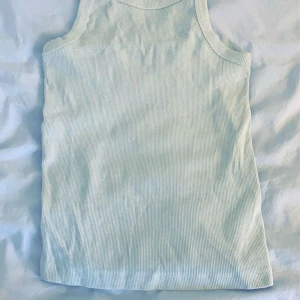 Begie ribbat linne  - Säljer detta basic linne ifrån Kappahl! 🩷 aldrig använt och passar i storlek S/XS! Original pris 199kr